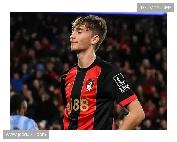 赫伊森替补席观赛不停吃边张望